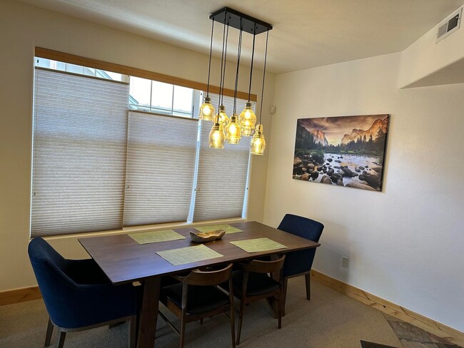 Building Photo - Foxpoint at Redstone  - SUMMER LEASE ONLY