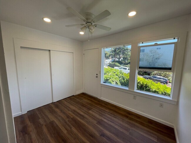 Foto del edificio - Remodeled 1BD in Mission Hills with Views ...