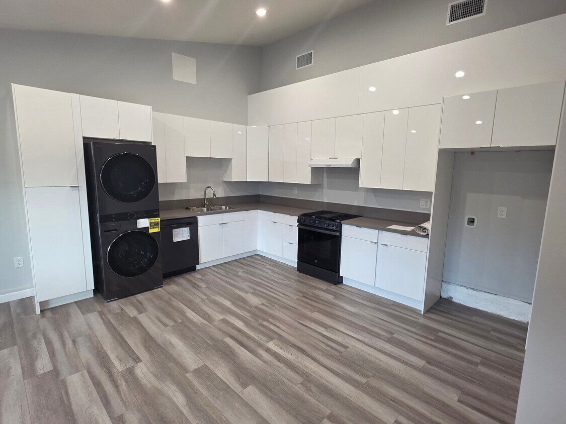 Foto principal - 18230 Chase St