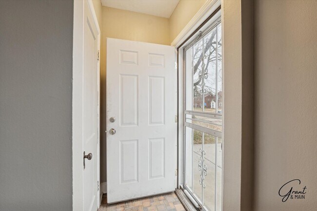 Building Photo - $1400 3 bedroom