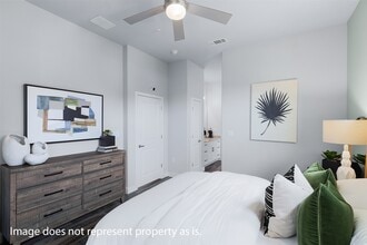 Building Photo - 5556 Lockhart Ln