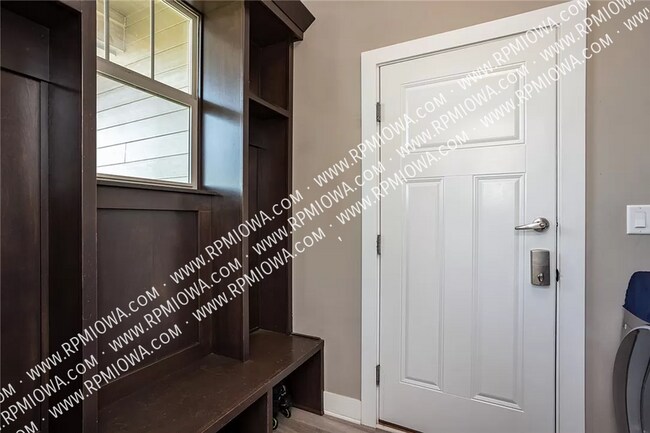 Building Photo - ELEGANT HOME IN WAUKEE!  4 Bedrooms and 3 ...