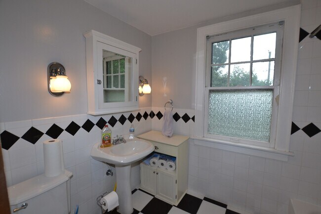 Building Photo - Beautiful woodwork in this incredible Clin...