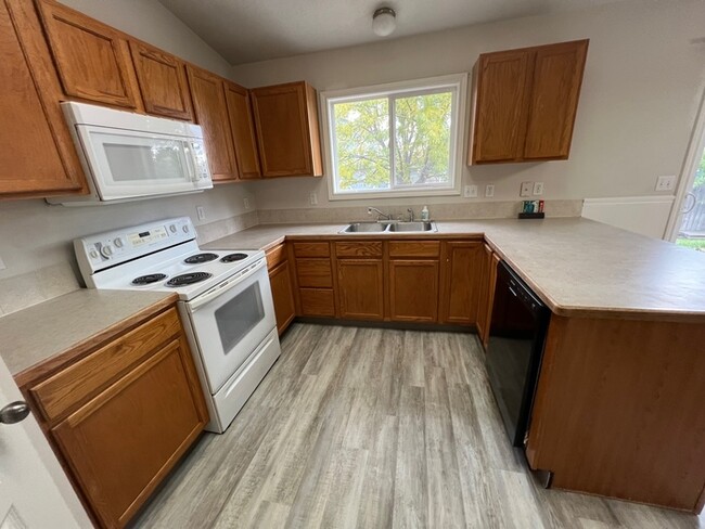 Building Photo - Revamped 4bed 2bath South Boise