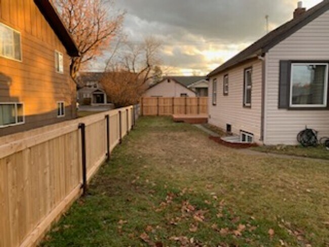 Building Photo - 3 Bed, 1 Bath Centrally Located with Spaci...