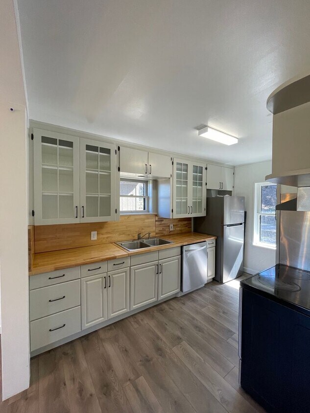 Foto principal - Lakeview 4-Bedroom Home Steps from Moore P...