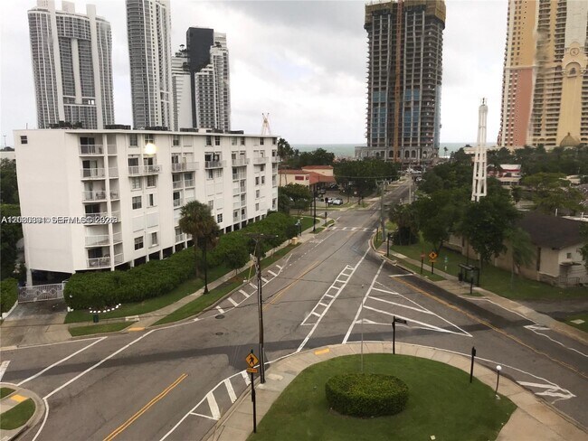 Foto del edificio - 200 178th Dr