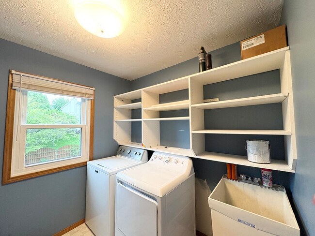 Building Photo - Stunning 5-Bedroom Home in Eagle Crest subdivision