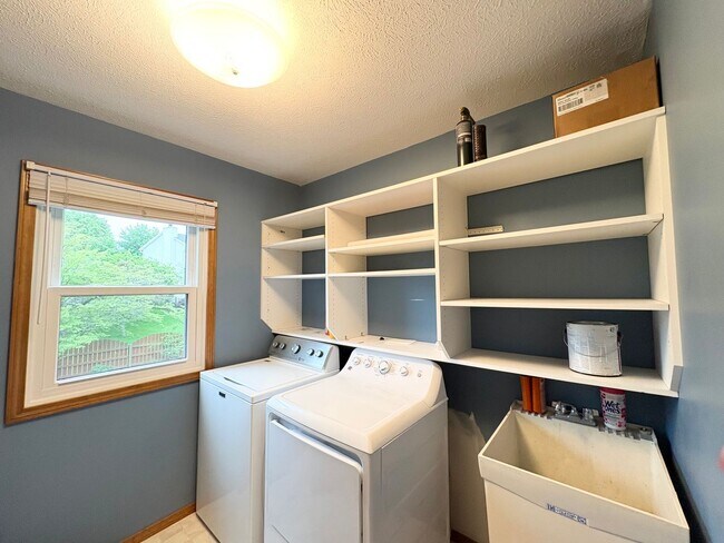 Foto del edificio - Stunning 5-Bedroom Home in Eagle Crest subdivision