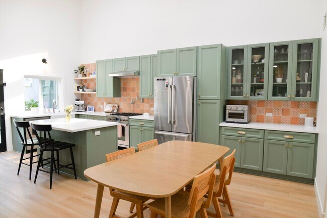 Foto del edificio - STUNNING REMODEL! Two story 3 bedroom 2.5 ...