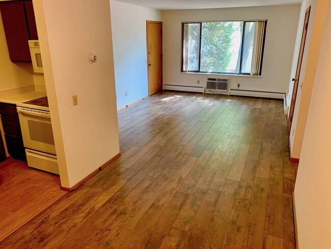 Nuevo suelo :) - 1132 E Johnson St