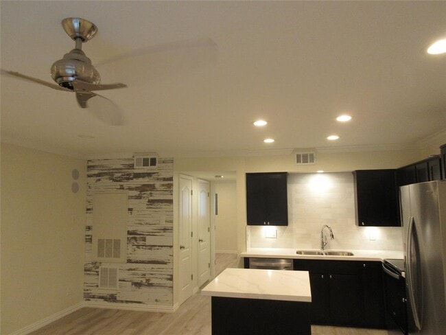 Building Photo - 300 Pecore St