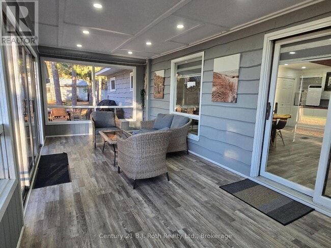 Building Photo - 375 Santas Village Rd