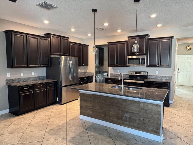 Foto del edificio - "Spacious 4-Bedroom Oasis with Modern Granite Touches in Land O' Lakes!"