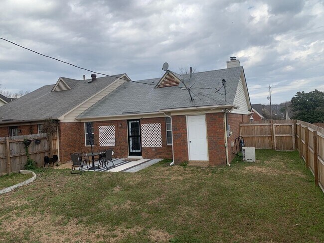 Foto del edificio - 5545 Oak Branch Cir N