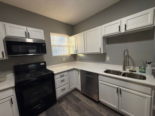 Building Photo - Large 6 Bed Single Family Home in MPLS!