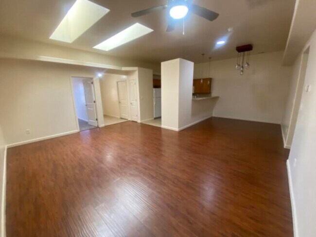 Building Photo - Beautiful Townhome!