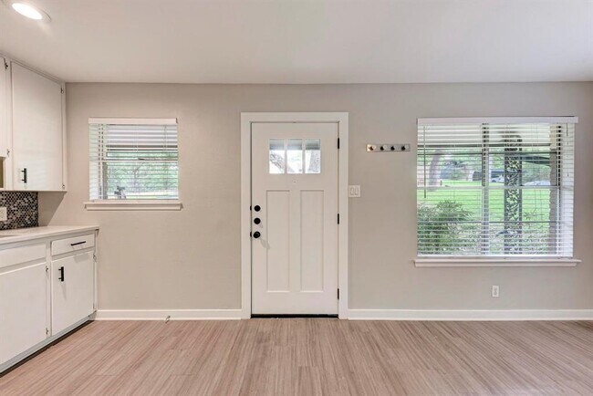 Foto del edificio - 1612 Elmhurst Dr