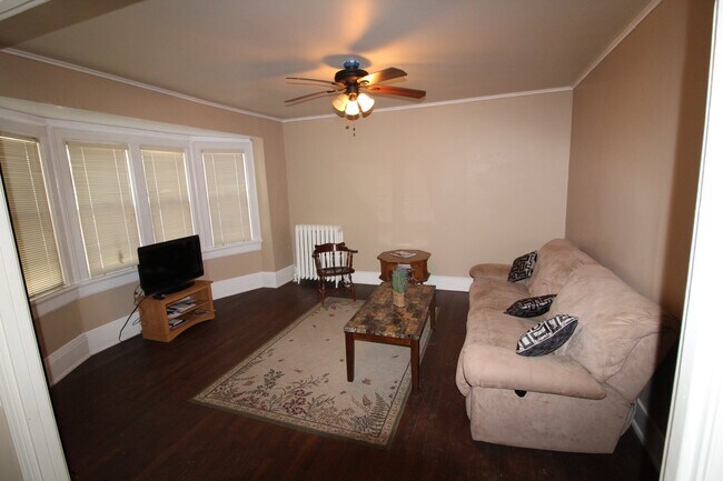 Foto del edificio - 2527 N Downer Ave