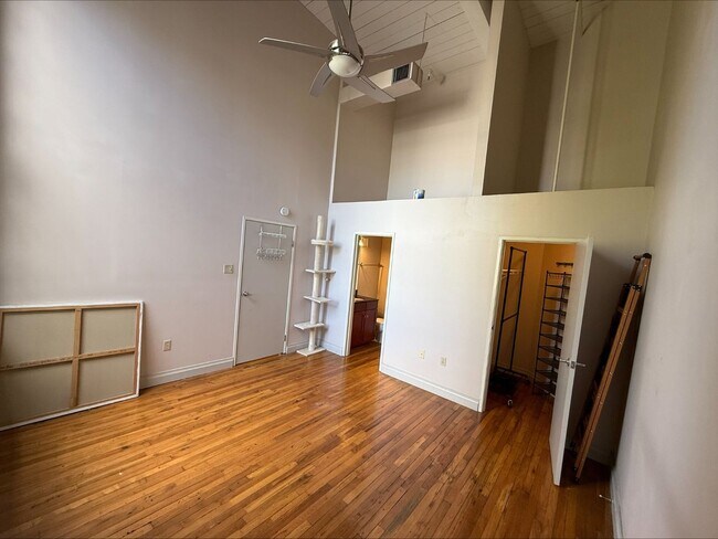 Building Photo - 920 Poeyfarre St