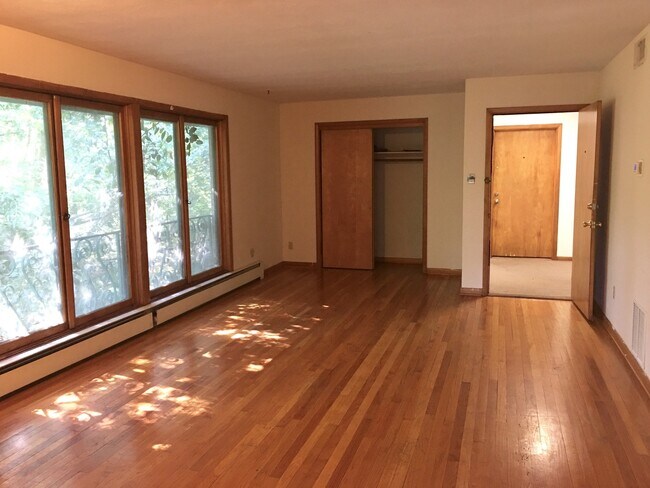 Foto del edificio - Very Unique 2 Bedroom Apartment off University Avenue!