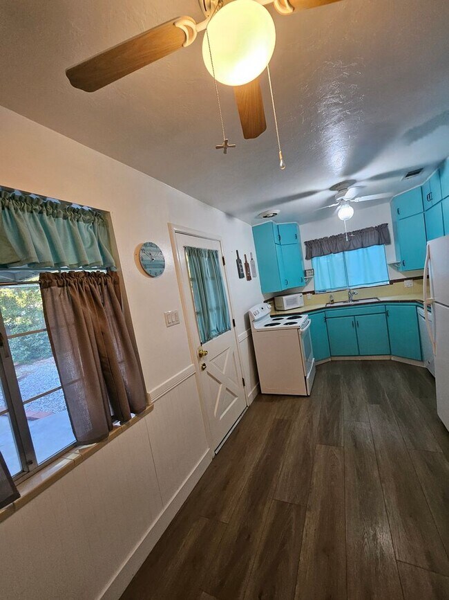 Building Photo - 3 bedroom 2 bath in great location