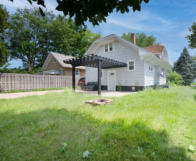 Building Photo - 739 S Spencer St