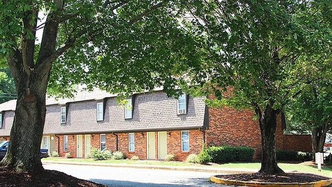 Building Photo - 1901 Eastway Dr