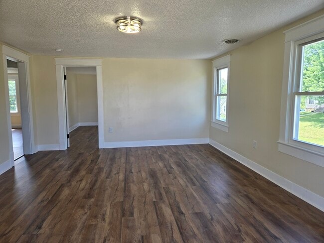 Building Photo - 515 W Magnolia Ave