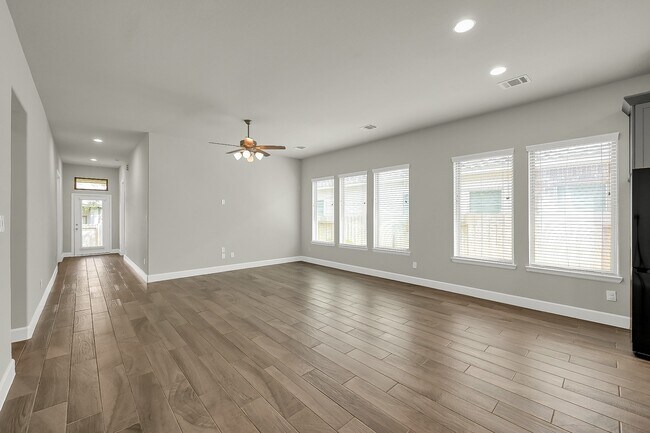 Foto del edificio - 328 Rise Ln