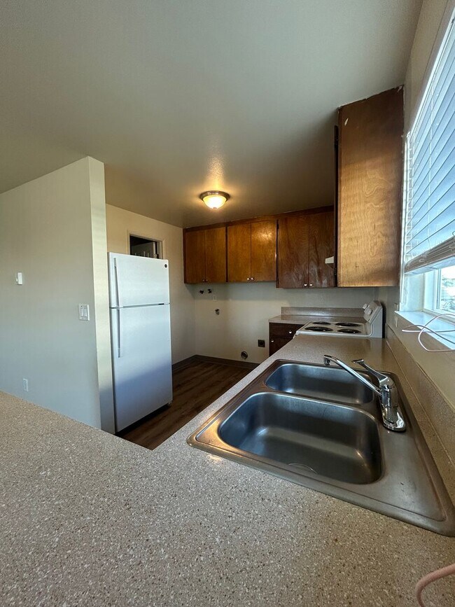 Building Photo - (526) Halpert Duplexes - 4 Bedroom / 2 Bathroom