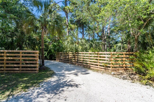 Foto del edificio - 6795 SW 74th St