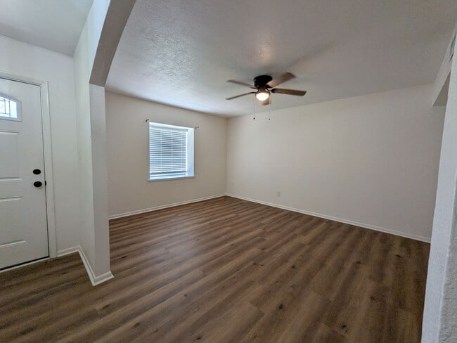 Building Photo - 415 Maplewood Dr
