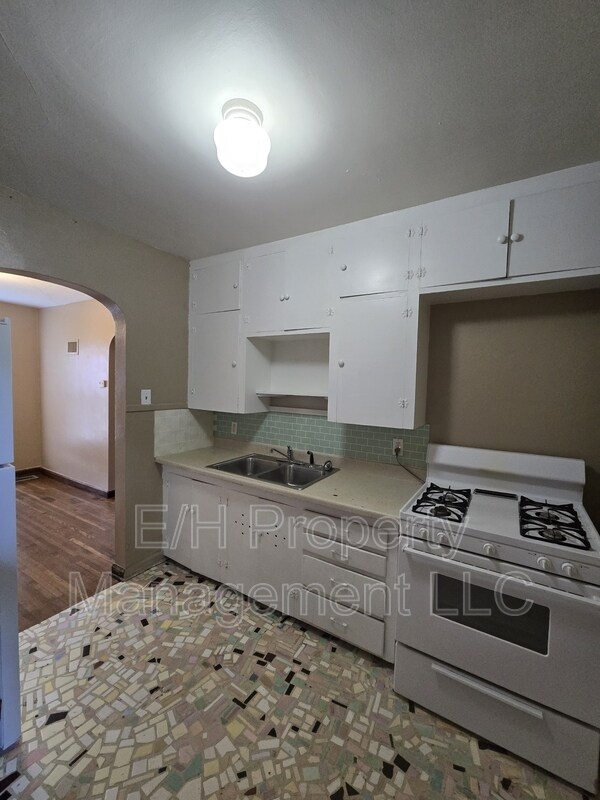 Building Photo - 400 S Hydraulic Ave
