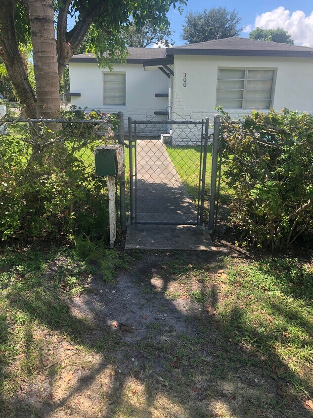 Foto principal - 300 NW 97th St