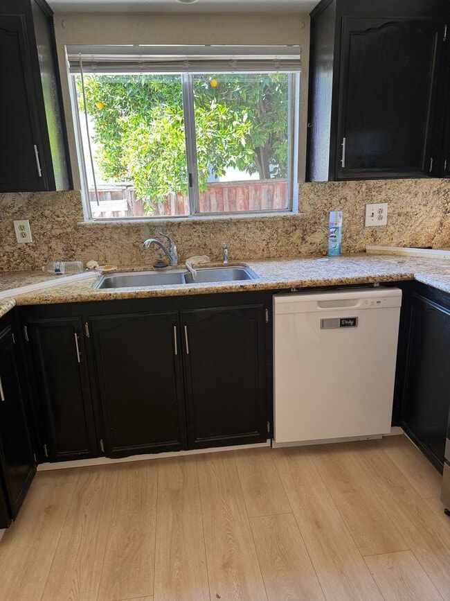 Building Photo - Remodeled 5 bedroom with new landscaping a...
