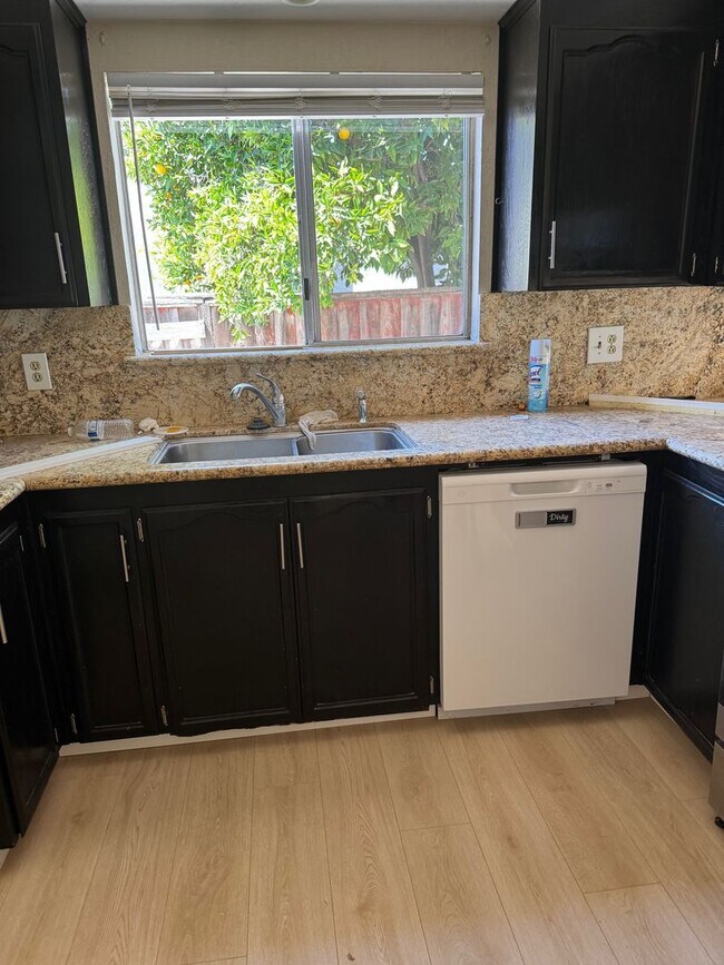Foto del edificio - Remodeled 5 bedroom with new landscaping a...