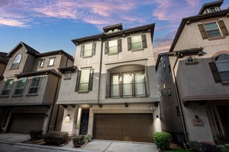 Building Photo - 458 N Live Oak St