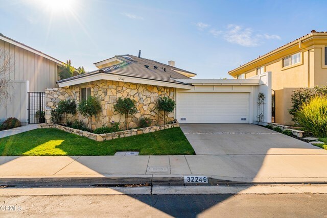 Foto principal - 32246 Oakshore Dr