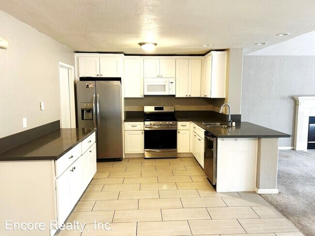 Building Photo - 4 Bedroom 2 Bathroom House