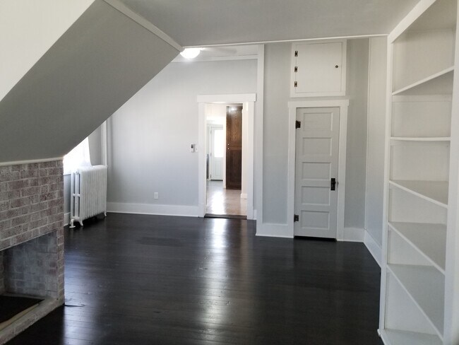 Dining area - 315 S Main St