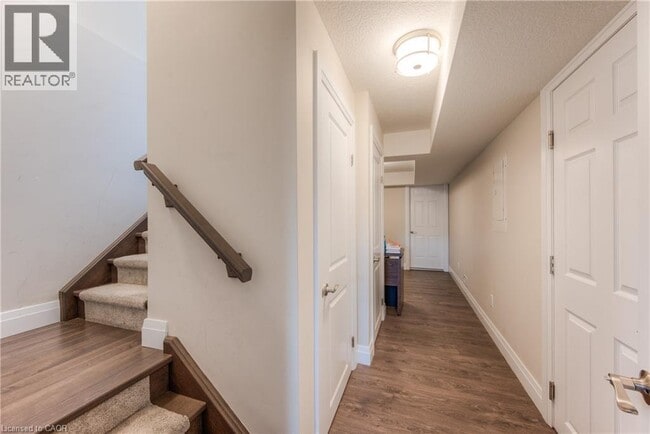 Building Photo - 537 Valhalla Cres