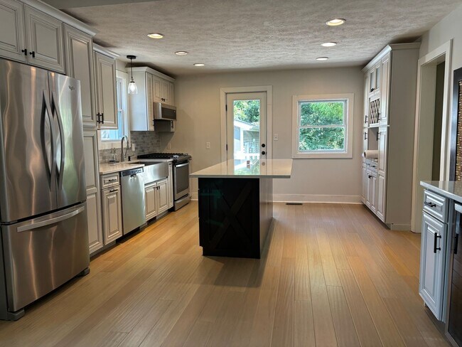 Building Photo - Beautiful home in EGR, walking distance to...