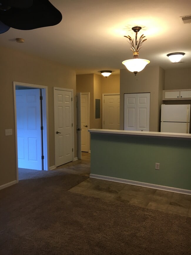 Building Photo - 1302 River Oaks Dr