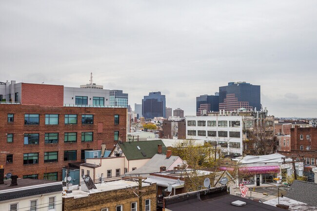 Building Photo - 156 Adams St