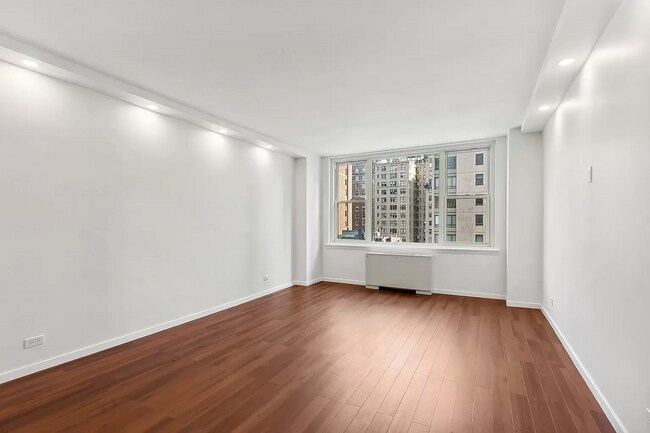 Building Photo - 176 E 71st St