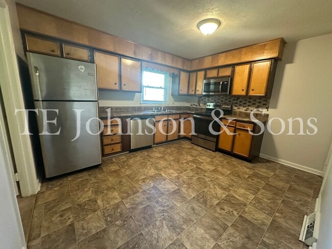 Building Photo - 3 Bed Home Situated near Hwy. 311 & Local Golf Course