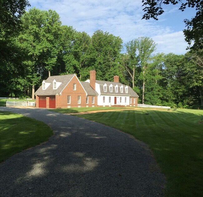 Building Photo - Oversized 4 Bedroom 3.5 Bathroom Home Situ...
