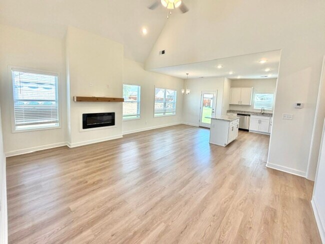 Foto del edificio - 105 Summer Rose Ln
