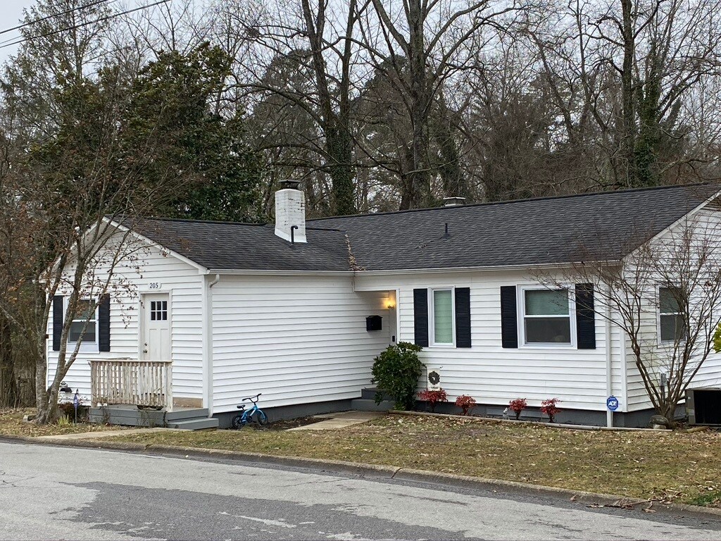 Primary Photo - 205 W Fairview Rd